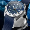 TAG-Heuer-Aquaracer-Professional-300-GMT-mit-Stahlboden-in-Meereswelle